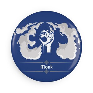 Könnte beinhalten: Ein runder blauer Knopf mit einer weißen Faust, die aus einer Rauchwolke herausragt. Der Text "Monk" ist in grauer Schrift unter der Faust geschrieben.