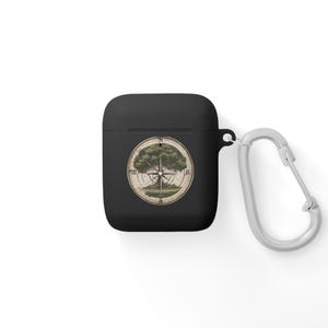 Può includere: Custodia nera per Airpods con un design a bussola e albero. La custodia ha un moschettone argentato.