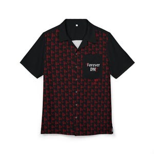 Puede incluir: Camisa negra y roja de manga corta con un estampado geométrico. La camisa tiene cuello y mangas negros. El bolsillo del pecho muestra el texto "Forever DM".