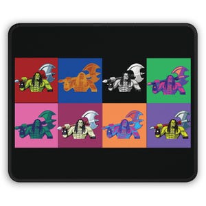 Pode incluir: Uma impressão de arte digital que apresenta um guerreiro de pele verde segurando um machado em um estilo pop art. O guerreiro é retratado em nove variações de cores diferentes, cada uma com uma cor de fundo única.