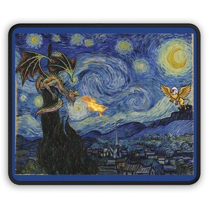 Pode incluir: Uma pintura no estilo de A Noite Estrelada de Vincent van Gogh, apresentando um dragão verde que cospe fogo em um grifo dourado que voa no céu noturno.