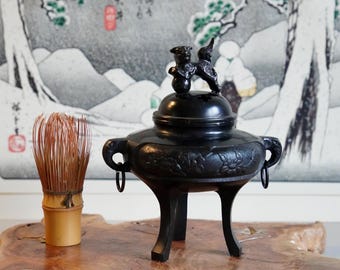 Vintage Japanische Takaoka Bronze Kōro mit Shishi-Deckel und Matsuyama Schloss Relief, 17 cm hoch, Shōwa Periode *Incl.