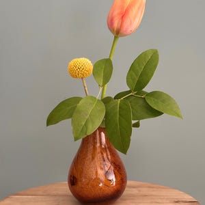 琥珀色のガラスの花瓶、ヴィンテージ木目模様、レトロな室内装飾、小さな装飾花瓶、温かみのあるガラス、ミッドセンチュリースタイルの 1960 年代のインテリア