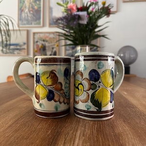 Vintage Tonala mexikanische Volkskunst Keramikbecher Set 1970er Jahre handbemalte Floral CAT Keramik Kaffeetassen Sammlerstück Boho Decor