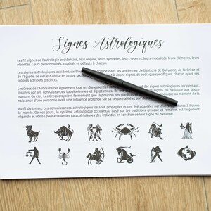 Könnte beinhalten: Ein weißes Blatt Papier mit schwarzem Text und Illustrationen der 12 astrologischen Zeichen. Der Text beschreibt die Ursprünge und Attribute jedes Zeichens. Der Titel des Dokuments lautet "Signes Astrologiques".