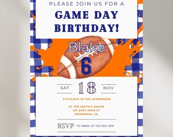 Könnte beinhalten: Eine blau-weiß karierte Einladung zu einem Game Day Geburtstag. Die Einladung zeigt einen Football mit dem Namen "Blake" und der Nummer "6" darauf. Das Datum der Party ist Samstag, der 18. November um 15 Uhr. Die Adresse lautet 123 East Main Street, Monrovia, CA. RSVP an Emma unter 123.456.7891.