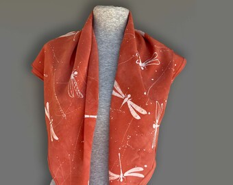 Libellule, Foulard in pura seta dipinta a mano con colori naturali, radice di robbia, tintura vegetale, foulard dipinto con tecnica batik