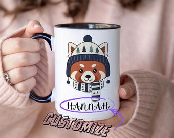 Taza personalizada de panda rojo: taza de café con nombre personalizado, bonito regalo de animal de invierno, taza de panda rojo con gorro acogedor, taza con nombre para niños, arte de animales del bosque
