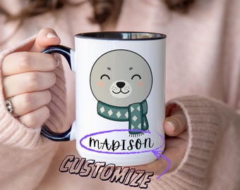 Personalisierte Robbenbecher - Benutzerdefinierte Namenskaffeetasse, niedliches Wintertiergeschenk, kuscheliger Schalrobbenbecher, Kindernamenbecher, Waldtierkunst