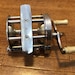 Réel de pêche Pflueger Summit 1993-L gravé et orné de bijoux avec boîte, sac et papiers - En vente sur France