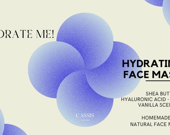 Könnte beinhalten: Hydratisierende Gesichtsmaske mit Sheabutter, Hyaluronsäure und AHA. Vanilleduft, hausgemacht und ganz natürlich. Der Text "HYDRATE ME!" befindet sich oben im Bild. Der Text "HYDRATING FACE MASK" befindet sich in der Mitte des Bildes. Der Text "CASSIS" befindet sich unten im Bild.