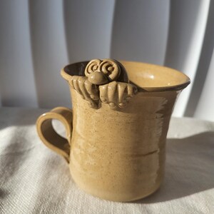 Caneca de cerâmica artesanal: coruja com personagem peculiar, cerâmica rústica