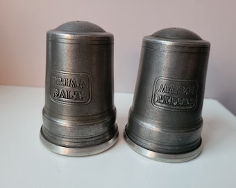 Agitatori di sale e pepe, coppia vintage di agitatori di spezie, stoviglie in peltro di metallo utilizzabile, arredamento da tavolo scandinavo antico 1970 Scandia Tenn