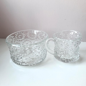Vintage glazen set suikerpot en roomkan met madeliefjebloemreliëf