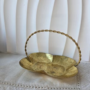 Vintage Brass Basket with Twisted Handle – Hammered Flower-Shaped Dish, Mid-Century Decor
