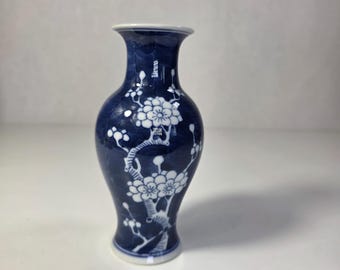 Vaso vintage cinese blu e bianco con fiori di pruno, marchio Kangxi a doppio anello.