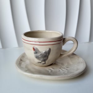 Vintage Style Ceramic Cup and Saucer Set – Chicken Motif – Rustic Farmhouse Coffee Mug – Easter Table Decor – Nostalgie Design