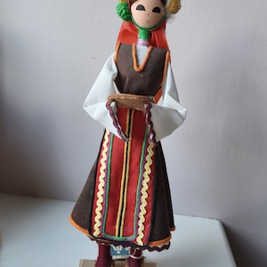 Vintage Bulgarian Folk Doll by Balkanturist – 1970s Ethnographic Souvenir with Original Tag – Handmade Cultural Figurine – 24.5 cm Tall