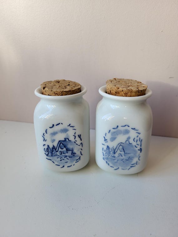 Delft-Style Ceramic Spice Jars with Cork Lids – Blue White Dutch Decor,  cm x cm, Hand-Painted Vintage Look