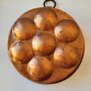 Puede incluir: Un letrero de madera hecho a mano con la palabra "Welcome" en una fuente juguetona. El letrero presenta un fondo blanco desgastado y un marco marrón oscuro, perfecto para una puerta principal o entrada.