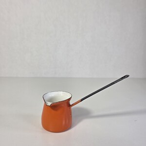 Cacerola para calentar mantequilla de esmalte naranja vintage – Cacerola para leche escandinava de mediados de siglo