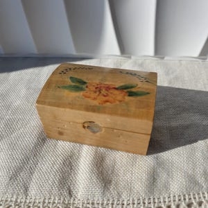 Vintage wooden trinket box with hand-painted flower – small decorative jewelry chest