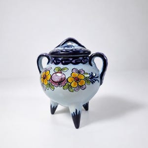 Jarra trípode de cerámica portuguesa vintage pintada a mano, olla con tapa de arte popular floral.