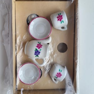 Vintage Miniature Porcelain Tea Set – Hand-Painted Floral Dollhouse Teapot & Cups – Collectible Toy Dish Set (Unopened)