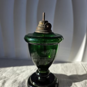 Antike Grüne Glas Öl Lampe: 1900er Petroleum Lampe mit Metall Brenner