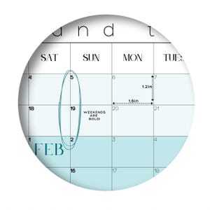 Op de afbeelding: Een cirkelvormige kalenderpagina voor februari, met een lichtblauwe achtergrond. De tekst "FEB" is zichtbaar. De weekenden zijn gemarkeerd met een ovaal en de tekst "WEEKENDS ARE BOLD!". Afmetingen van 4,06 cm en 3,05 cm zijn aangegeven.