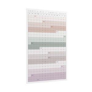 Könnte beinhalten: Ein großer Wandkalender mit minimalistischem Design. Der Kalender hat ein Rasterlayout mit beschrifteten Monaten, farblich in Rosa-, Grün- und Grautönen. Der Text "twenty-six / twenty seven" steht oben.