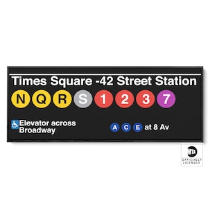 K&ouml;nnte beinhalten: Ein schwarz-wei&szlig;es Schild mit dem Text "Times Square - 42 Street Station" und einer Reihe von farbigen Kreisen mit den Buchstaben "N", "Q", "R", "S", "1", "2", "3" und "7". Unter den Kreisen steht der Text "Elevator across Broadway" und "ACE at 8 Av".