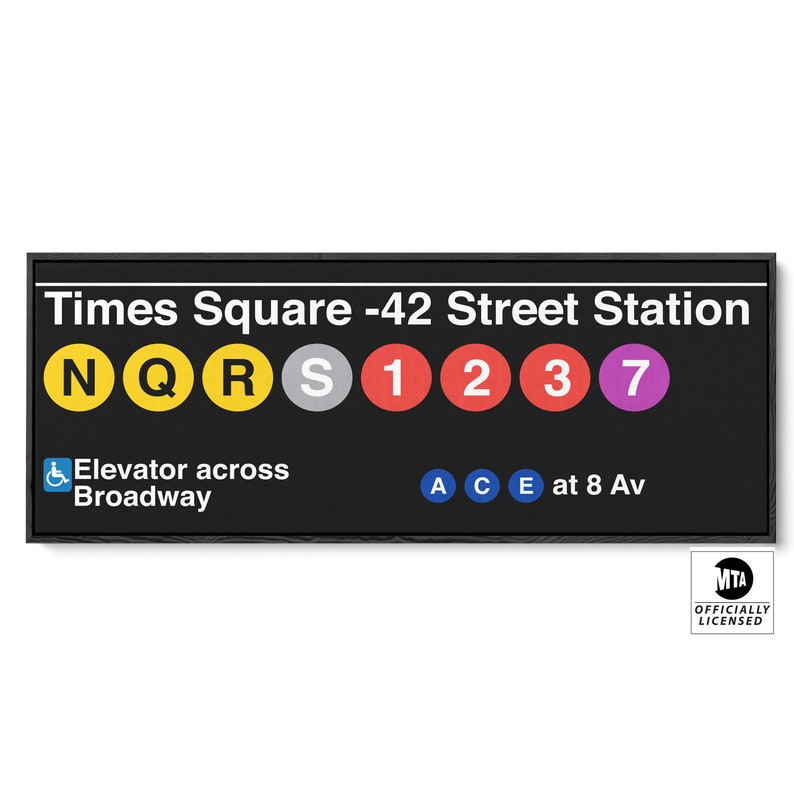 K&ouml;nnte beinhalten: Ein schwarz-wei&szlig;es Schild mit dem Text "Times Square - 42 Street Station" und einer Reihe von farbigen Kreisen mit den Buchstaben "N", "Q", "R", "S", "1", "2", "3" und "7". Unter den Kreisen steht der Text "Elevator across Broadway" und "ACE at 8 Av".
