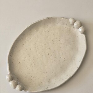 Plat ovale en grès moucheté artisanal - Assiette de présentation en céramique - Vide poche design bohème chic - Décoration de table
