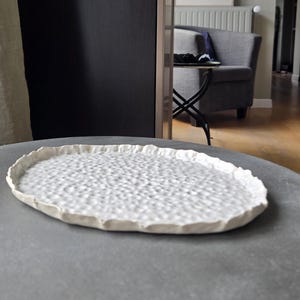 Plat en grès blanc texture martelée, Plateau apéritif artisanal effet bulles, Assiette de service sculptée main, Céramique organique