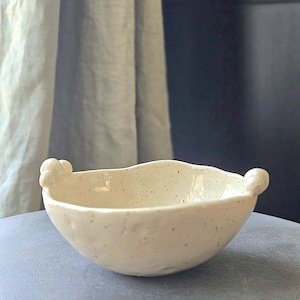 Bol en grès moucheté artisanal, Coupe en céramique fait main avec anses, Saladier ou coupelle pot pourri beige design minimaliste