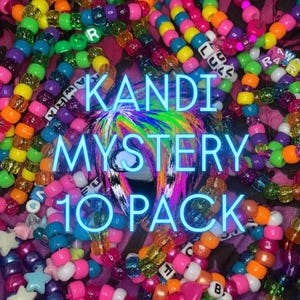 Könnte beinhalten: Ein farbenfrohes Bild mit einer Sammlung von Kandi-Armbändern. Die Armbänder bestehen aus Perlen in verschiedenen Farben, darunter Rosa, Blau, Grün, Gelb und Orange. Der Text im Bild lautet "Kandi Mystery 10 Pack".
