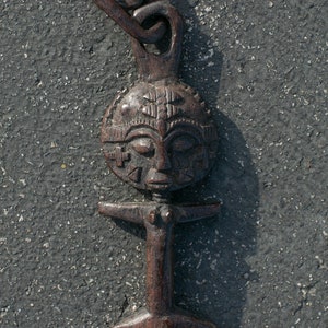 Fertility Charm w hand-carved chain. Poupée akwaba, Ashanti, Ghana | Akwaba Doll, Ashanti, Ghana