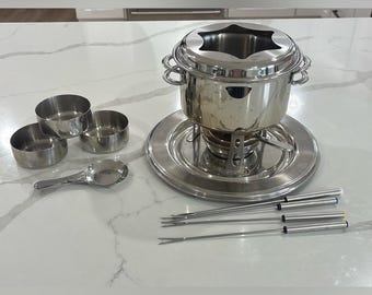 Juego de fondue vintage de acero inoxidable completo: quemador, tenedores, tazas y cucharón.