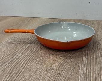 Vintage emaillierte Gusseisenpfanne Orange Creme Innen 9 "Ausgießer Belgien