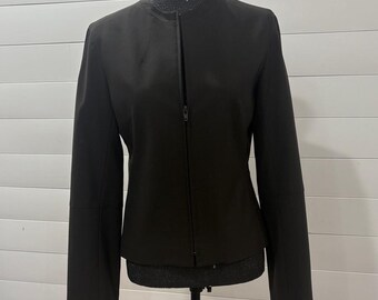Chaqueta blazer BCBG Max Azria de lana con cremallera frontal, negra, talla 6, estructurada y minimalista.