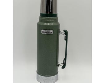 Termo vintage Aladdin Stanley de 1 cuarto de galón, color verde martillado, fabricado en EE. UU., con tapa giratoria para verter.