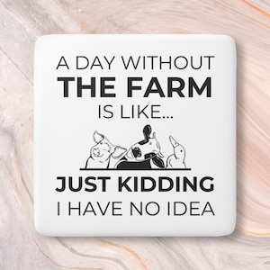 Puede incluir: Posavasos cuadrado blanco con texto negro que dice "Un día sin la granja es como... Solo bromeando, no tengo ni idea". Hay una ilustración en blanco y negro de un cerdo, una vaca y un pato.