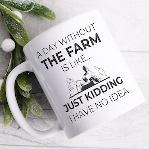 Puede incluir: Taza de cerámica blanca con un gráfico negro de animales de granja y el texto "A day without the farm is like... Just kidding I have no idea."
