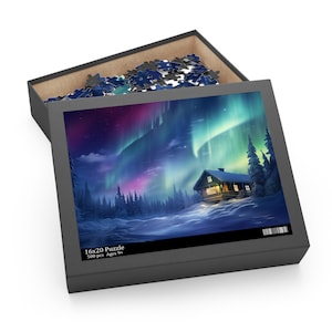 Puede incluir: Una caja de rompecabezas abierta con una imagen de una cabaña bajo la aurora boreal. La imagen muestra una cabaña en un paisaje nevado con luces verdes, moradas y azules vibrantes en el cielo. La caja indica '16x20 Puzzle' y '500 piezas'.
