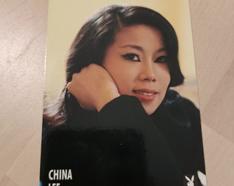 China Lee Card N 32 Playboy miss augustus augustus 1964 Trading Card 1996 6,4x8,9 cm