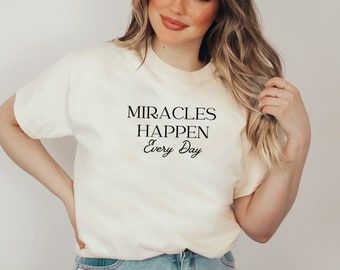 Wonderen gebeuren dagelijks Christelijk Shirt Bijbelvers Shirt Christelijke TShirt Religieuze Gift Jezus Shirt Christelijke kleding TShirt Doopsel Gift