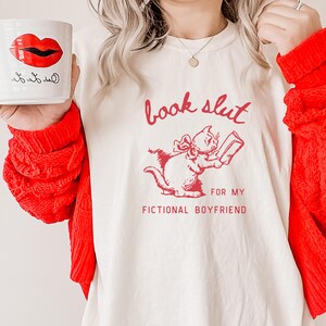 Koszulka Book Slut For My Fictional Boyfriend Bookcore Prezent do czytania Zabawna kokietka Dziewczęca miłośniczka kotów Koszulka Romantasy Koszulka z humorem książkowym