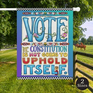 Może przedstawiać: Prostokątna flaga ogrodowa z niebiesko-żółto-czerwonym wzorem i napisem VOTE THE CONSTITUTION IS NOT GOING TO UPHOLD ITSELF. Flaga posiada czarno-białą szachownicę na górnej i dolnej krawędzi oraz małą ikonę znaku pokoju.