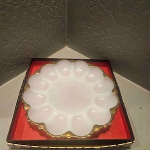 Bandeja vintage de vidrio opalino para huevos rellenos con borde dorado y caja original.